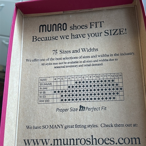 MUNRO  CINDI  BLACK  STRETCH FABRIC SHOE SIZE. 7M - Picture 14 of 15